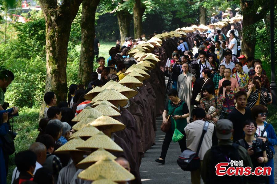 630 monks walk for charity in Hangzhou(1/4)