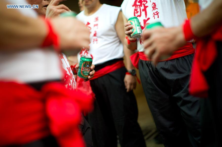 Drunken Dragon Festival held to celebrate Buddha's birthday in Macao(1/8)