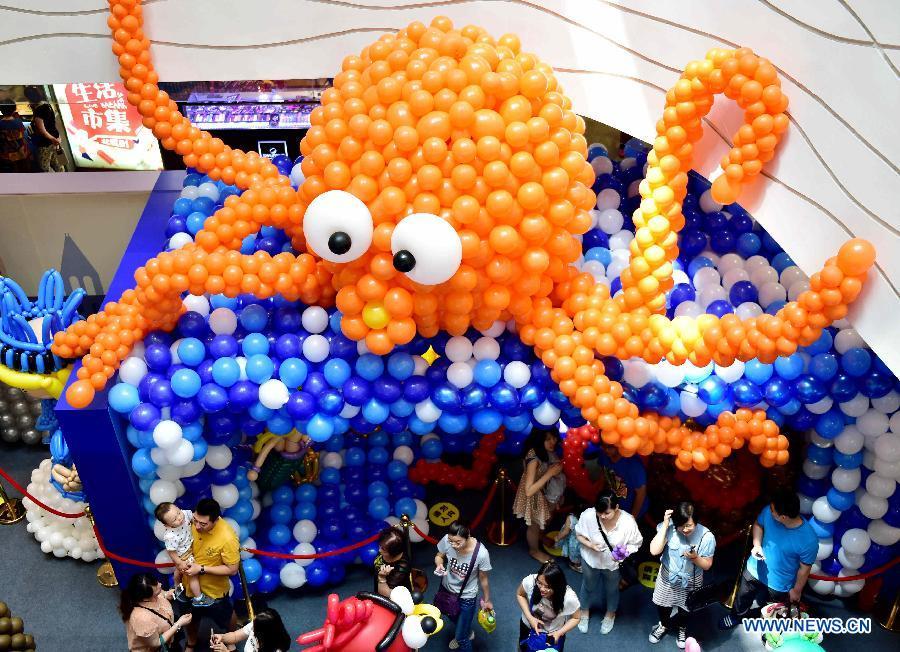 Kids, parents play in balloon theme park in shopping center (1/4)