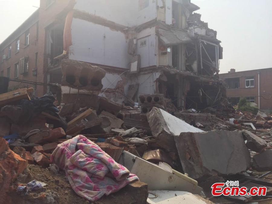 Blast hits apartment building in NE China (1/2)
