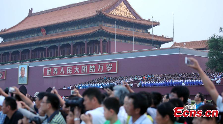 Beijing students watch flag-raising ceremony on Children’s Day(1/3)
