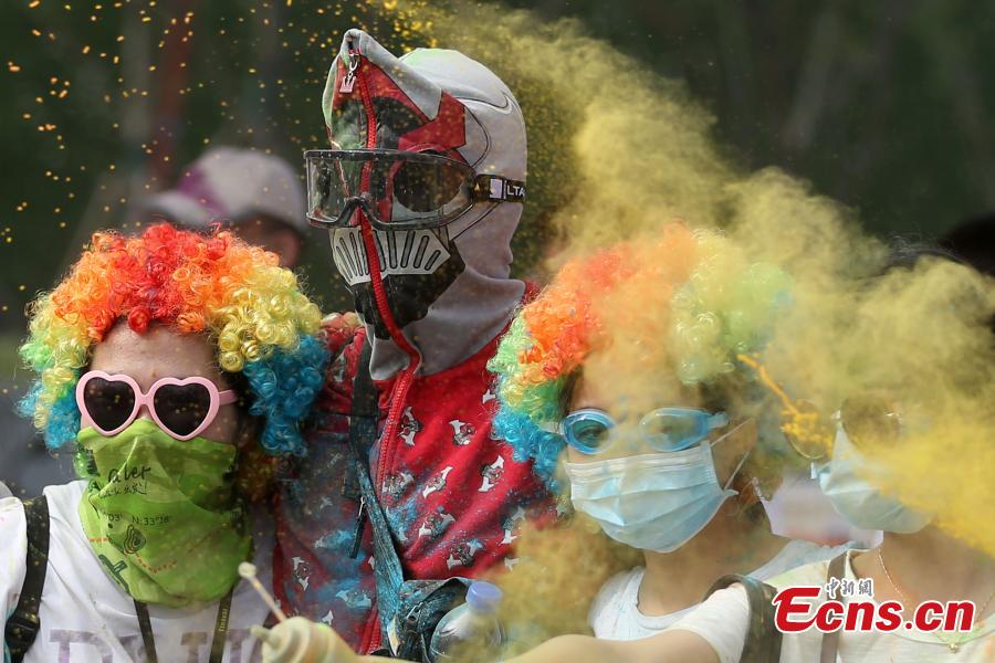 Young people attend Color Run in Nanjing (1/2)