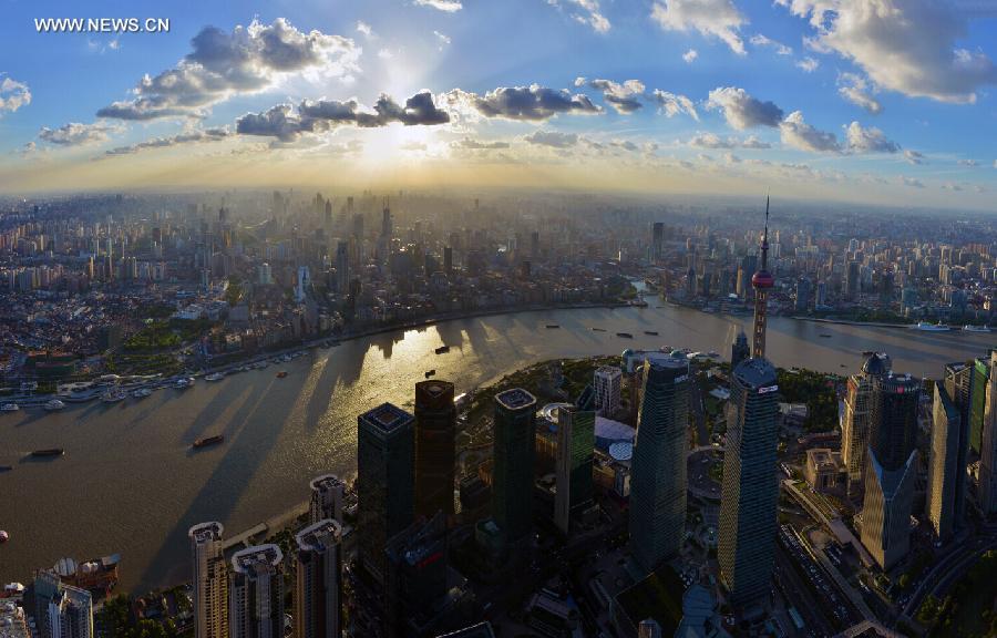 New view of downtown Shanghai on skyscraper(1/10)