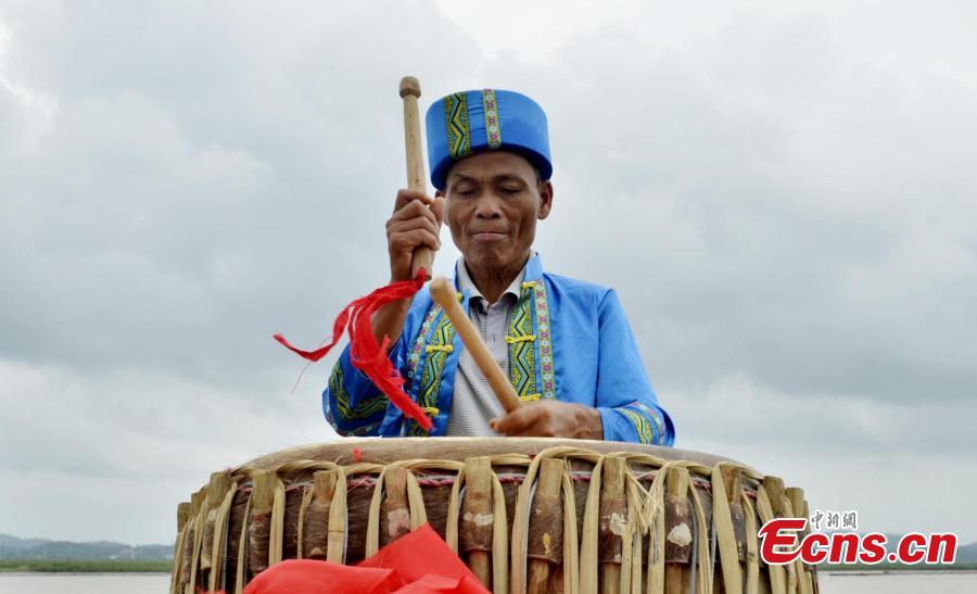 Time-honored drum starts dragon boat race (1/3)