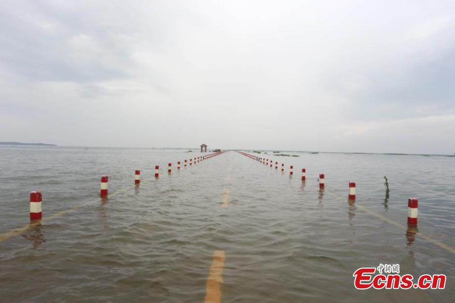 Highway submerged under water in Jiangxi (1/2)