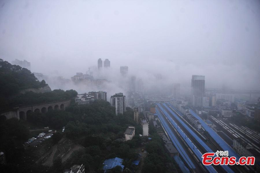 Fog shrouds SW China city (1/4)