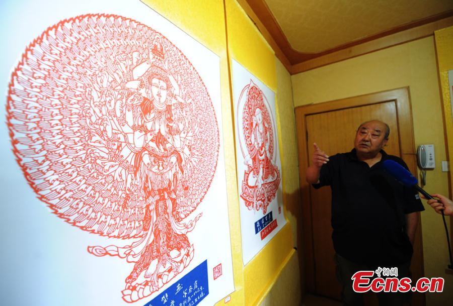 72-year-old paper cutting artist fascinated with Mogao Grottoes (1/2)