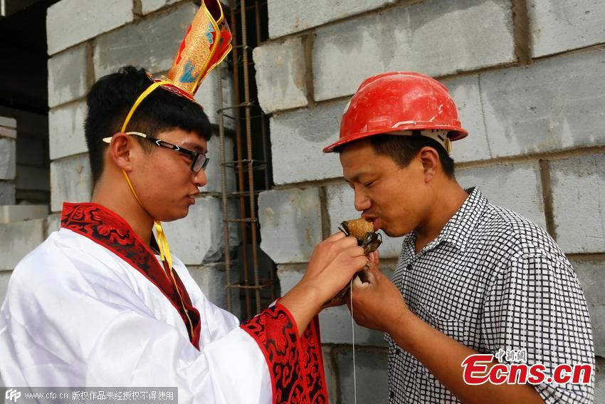 Poetry lovers offer zongzi to migrant workers (1/3)