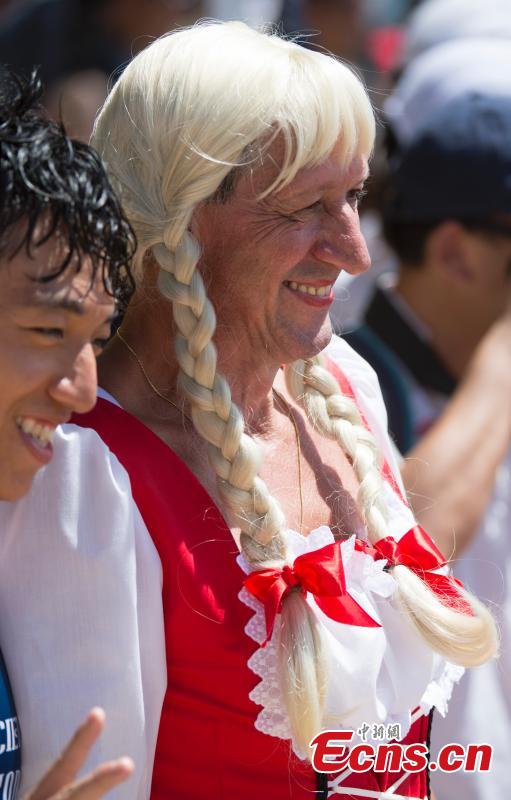 Funny man wears female cloth in dragon boat event(1/1)