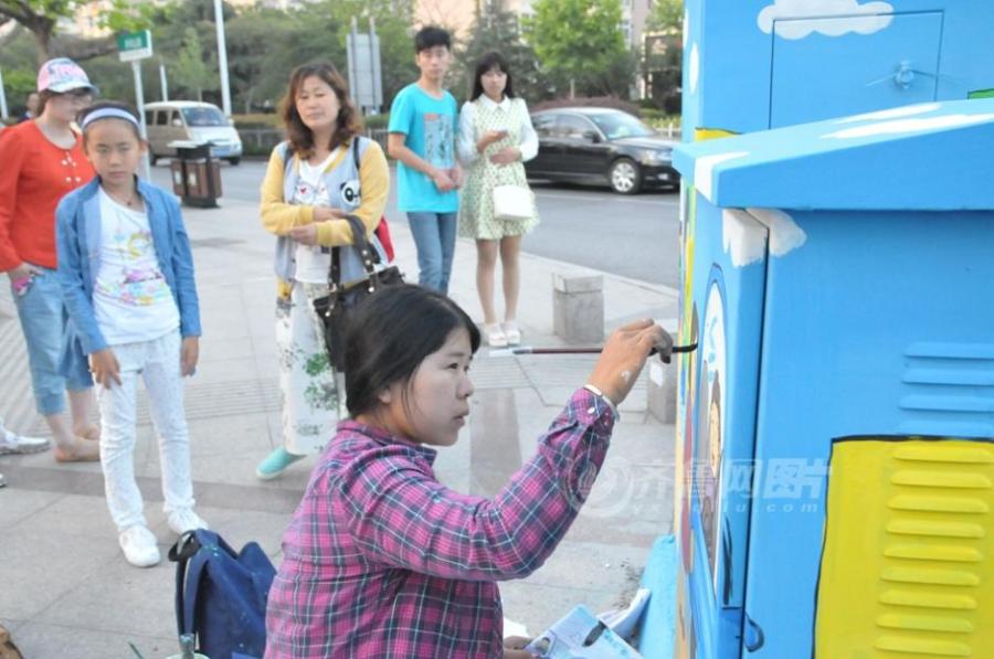Art student turns street into canvas in Qingdao(1/10)