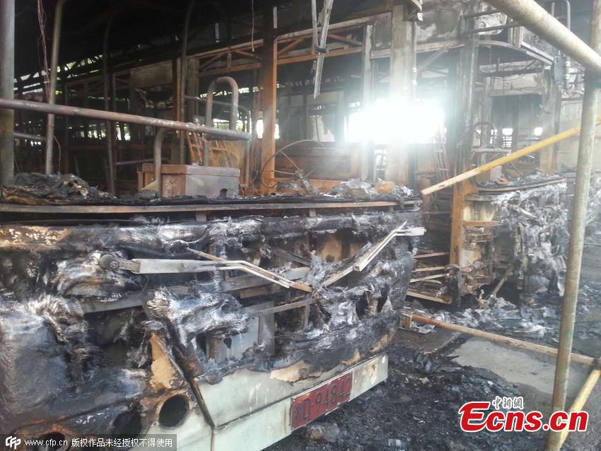 Fire destroys 10 buses in Central China city (1/3)