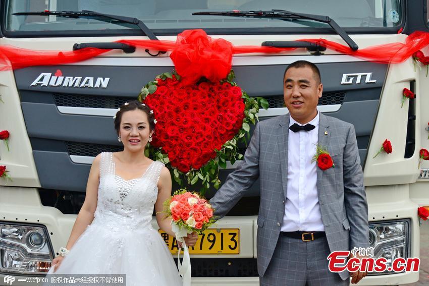 Bride marks big day with 36 trucks(1/3)