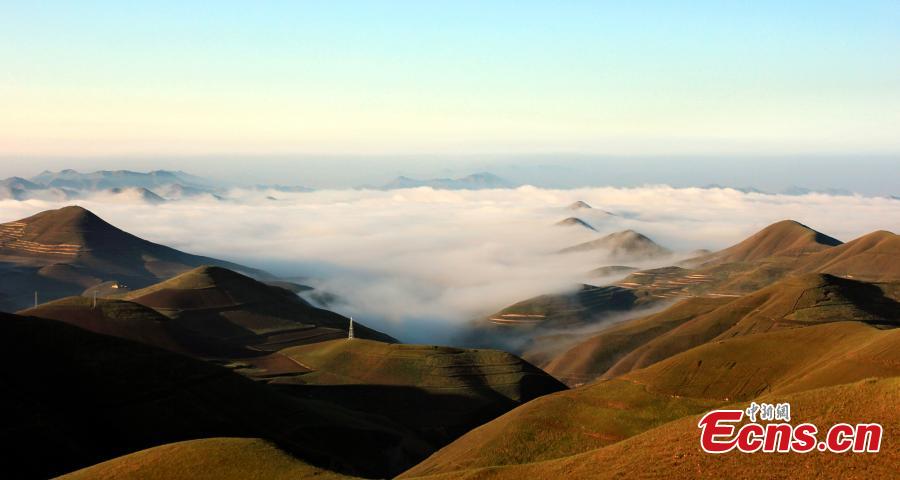 Clouds and fog create amazing scene in NW China(1/4)