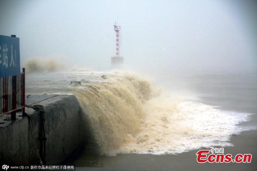 Typhoon sweeps South China with strong wind and rain(1/2)