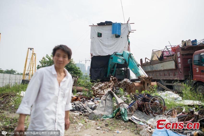 Man lives in excavator after house demolition disagreement(1/3)