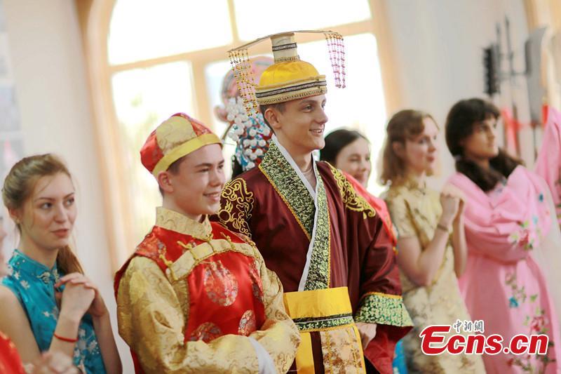 British students experience traditional summer camp in Tianjin(1/2)