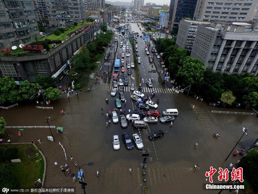 East China tourist city flooded after rain(1/8)