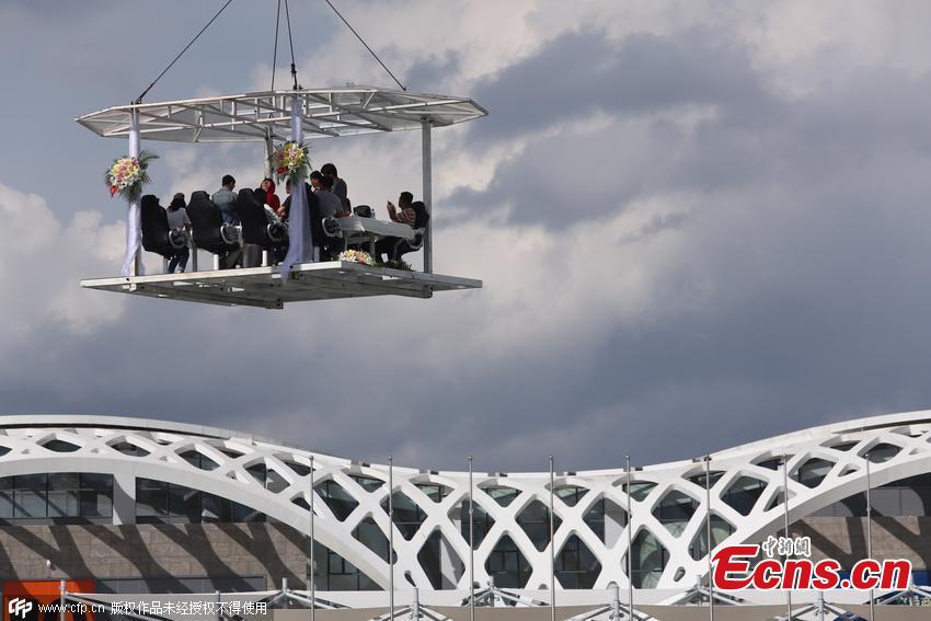 'Suspended restaurant' demands courage and money in Kunming (5/8)