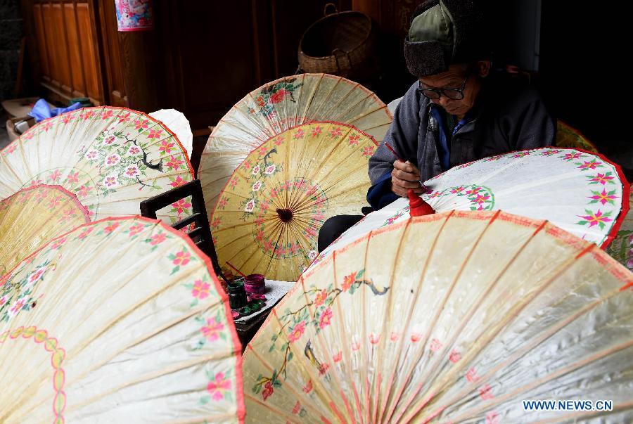 Delicate oil-paper umbrellas manufactured in Yunnan(1/7)