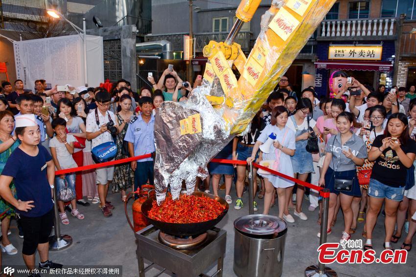 Excavator cooks lobster to diners' surprise (1/9)