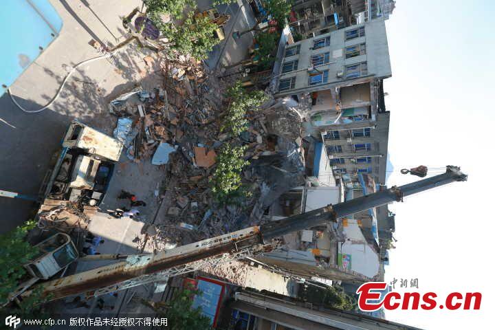Two injured in building collapse in Hangzhou(1/4)