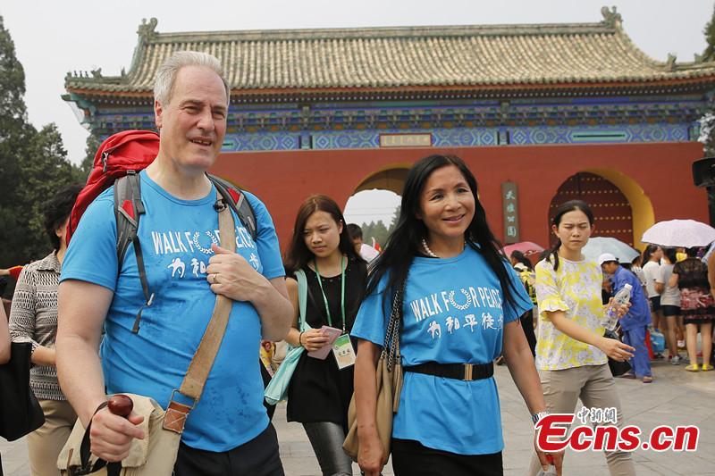 British Lord starts journey from Beijing to Hangzhou on foot(1/2)