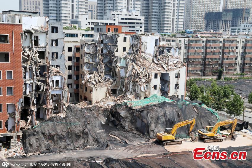 City turned into 'quake-hit zone' due to massive demolition(1/3)