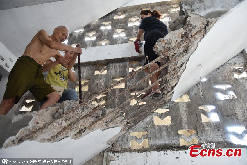 Demolition messes up residents' life (1/3)