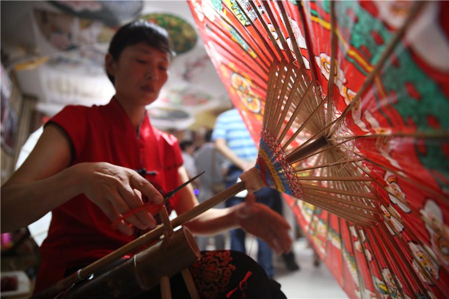 Traditional oil paper umbrellas shine in modern age(1/11)