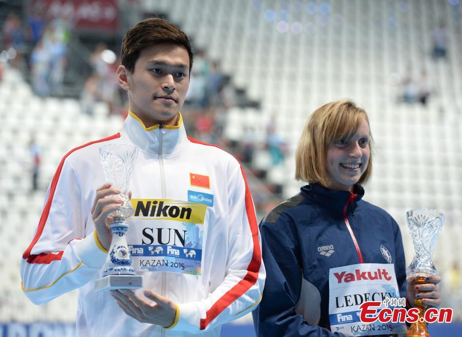 Sun Yang, Katie Ledecky receive best athlete award in Kazan(1/2)