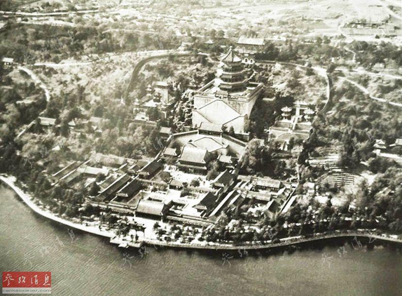 Photo taken at a height of 400 meters shows the Summer Palace. (Photo/cankaoxiaoxi)

Wulf-Diether Graf zu Castell-Rüdenhausen, a former Lufthansa pilot, worked in China from 1933 to 1936. In his numerous flights over the north and south China, he took aerial pictures of the country with a unique perspective to explore and discover Chinese scenery, landscape, ethnic culture and historical relics with a Leica camera to keep his impression of China. Castle was born in a noble family in Berlin in 1905. He became fascinated about Chinese culture when he was young. He was especially obsessed with Swedish explorer Sven Hedin\'S adventure in Tibet and the Pamir Plateau. Leaving for the Far East was his biggest dream when he was a boy.