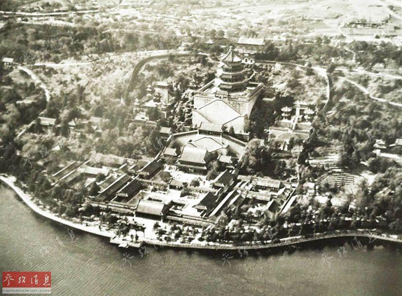 Photo taken at a height of 400 meters shows the Summer Palace. (Photo/cankaoxiaoxi)
Wulf-Diether Graf zu Castell-Rüdenhausen, a former Lufthansa pilot, worked in China from 1933 to 1936. In his numerous flights over the north and south China, he took aerial pictures of the country with a unique perspective to explore and discover Chinese scenery, landscape, ethnic culture and historical relics with a Leica camera to keep his impression of China. Castle was born in a noble family in Berlin in 1905. He became fascinated about Chinese culture when he was young. He was especially obsessed with Swedish explorer Sven Hedin\'S adventure in Tibet and the Pamir Plateau. Leaving for the Far East was his biggest dream when he was a boy.