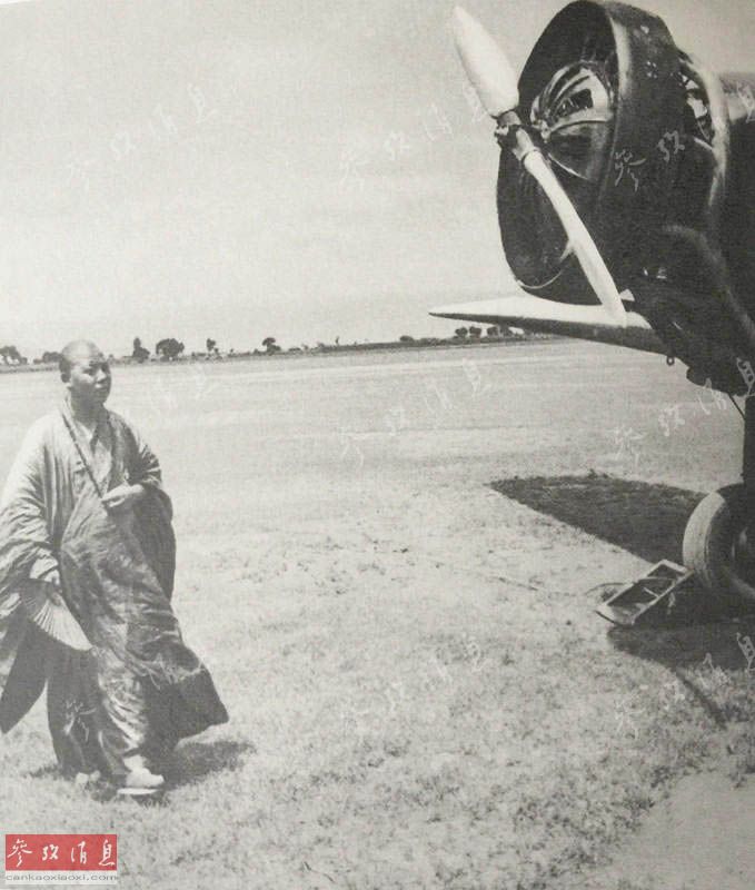 In the airport in northern Beijing, a monk is to take the plane. (Photo/cankaoxiaoxi)