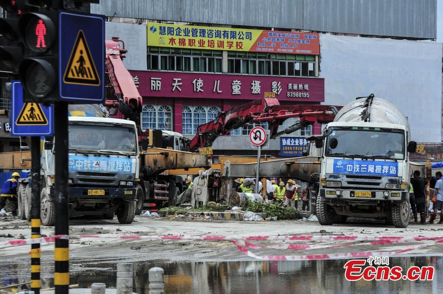 Worker dies after sudden collapse of subway construction site in Dongguan(1/5)