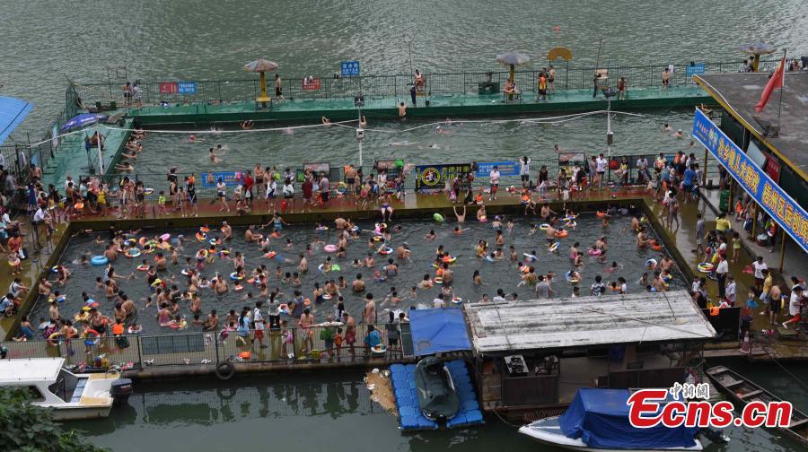 City builds mobile pool for Chinese Valentine's Day(1/5)