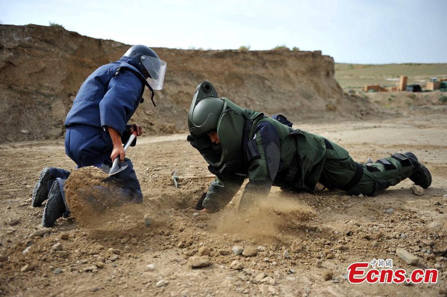 Xinjiang police prepare for railway emergencies(1/5)