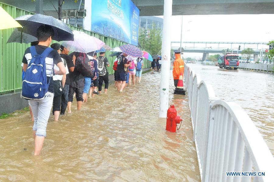 Shanghai sees rainstorms as typhoon Swan approaching(1/6)