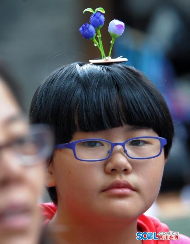 Look！Bean sprouts flowers grow on head(2/9)