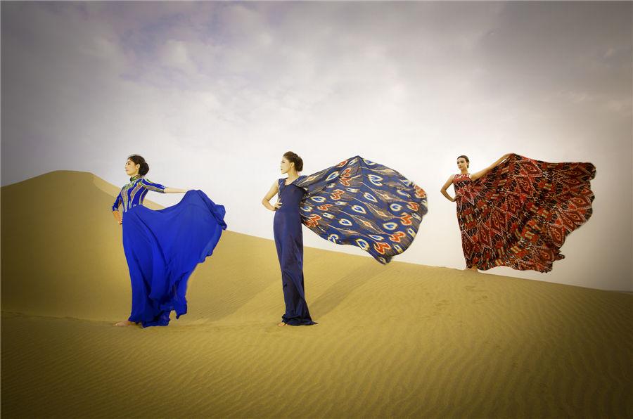 Models heat up Xinjiang desert with Atlas silk(1/8)