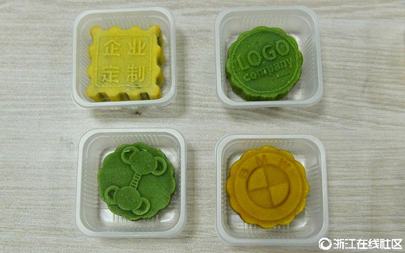 College students make 3D-printed mooncakes in Hangzhou(1/4)