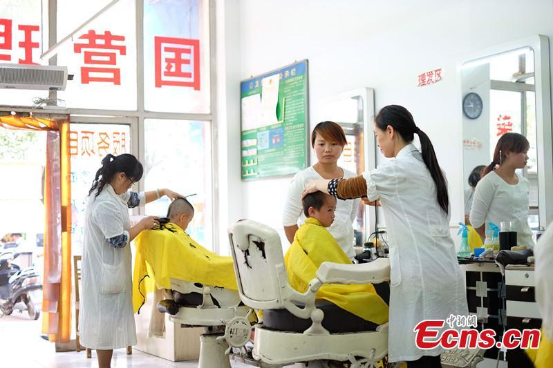 State-operated hair salon still open in Guiyang(1/1)