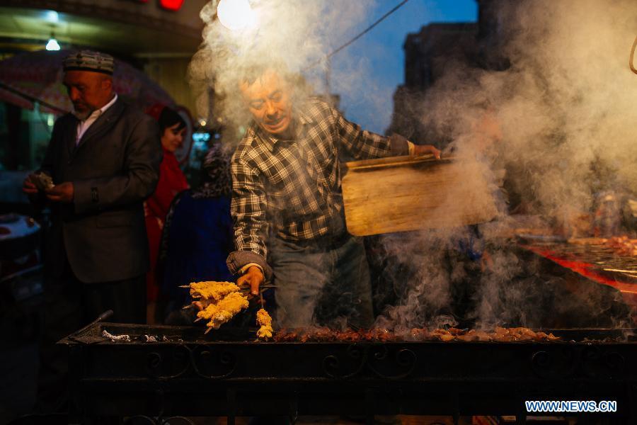 A bite of Xinjiang: delicious food attracts crowds(1/4)