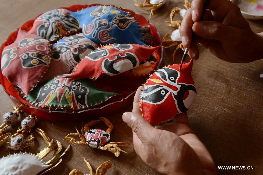 Villager draws paintings and poems on crab shells(1/4)
