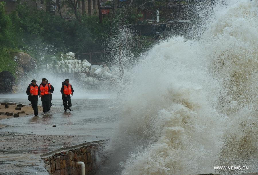 Typhoon Dujuan makes landfall in east China(1/7)