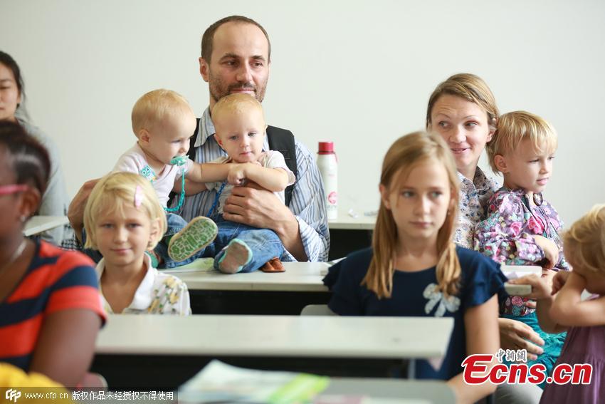 Polish couple studies in China with six daughters (1/5)