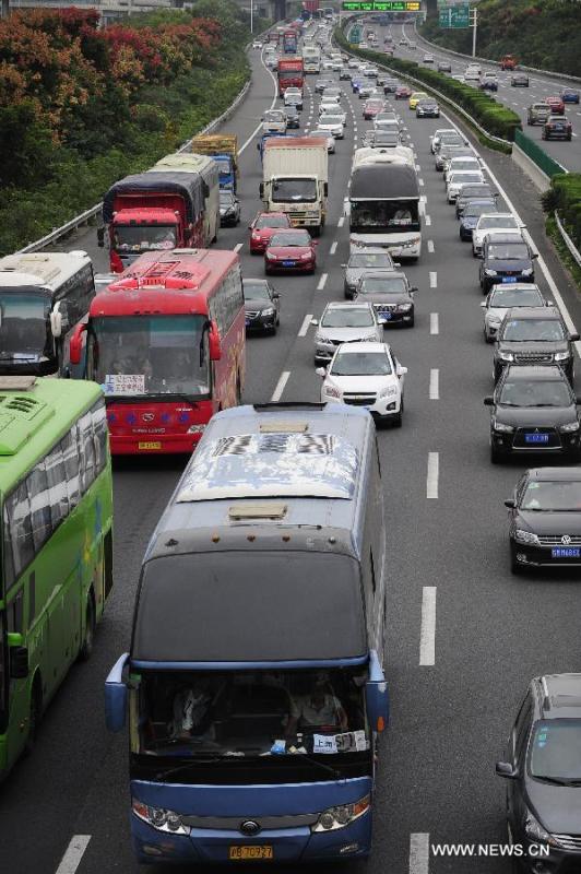 China sees travel rush as National Day holidays draw to end (1/3)