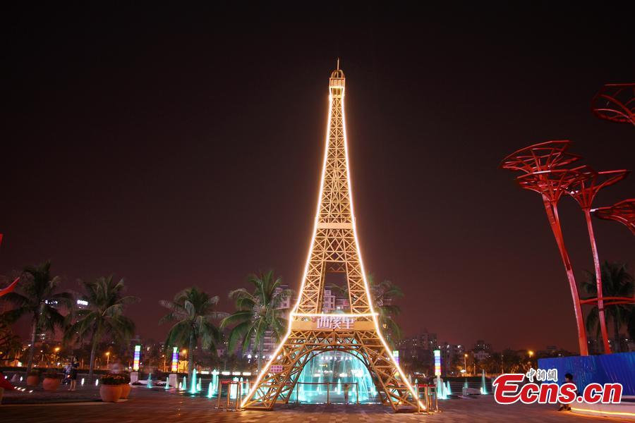 Eiffel Tower replica in S China city (1/3)