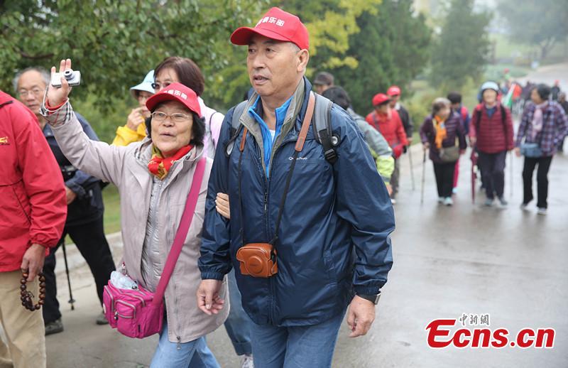 Elderly people climb mountains on the Double Ninth Festival(1/2)