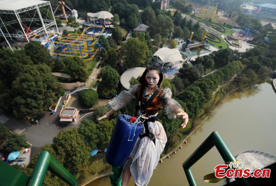 Look! zombies do bungee jumping in Changsha park(1/5)