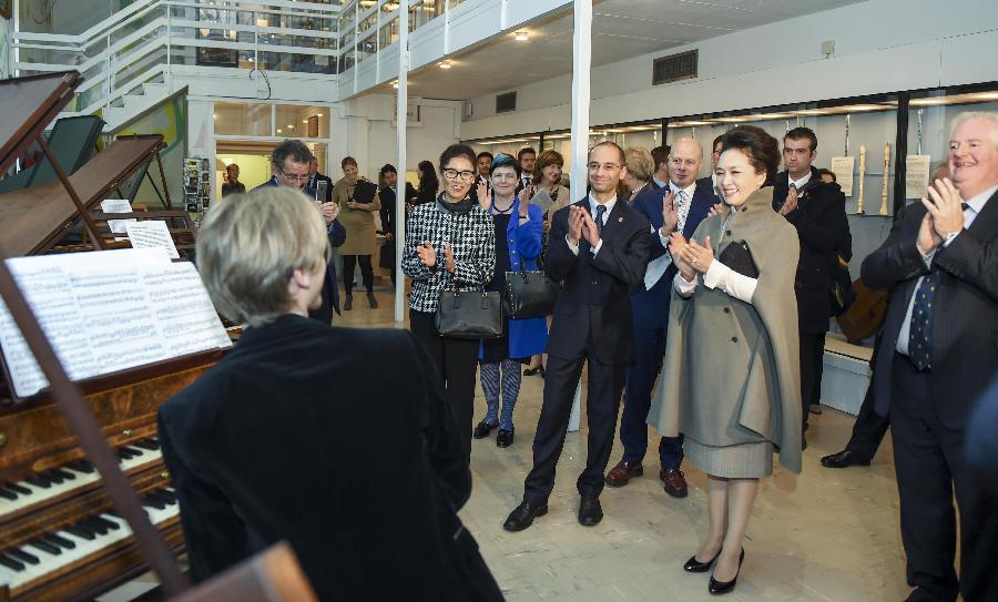 Peng Liyuan visits Royal College of Music in London